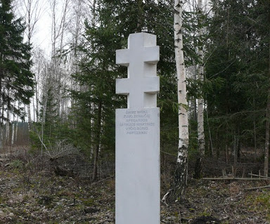 24_Paminklas partizanams Purvių miške.jpg